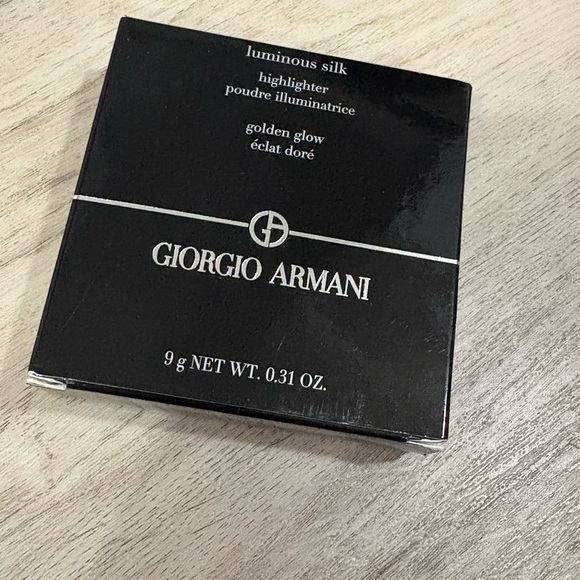 Giorgio Armani Beauty Luminous Silk Golden Glow Highlighter - Picture 3 of 4